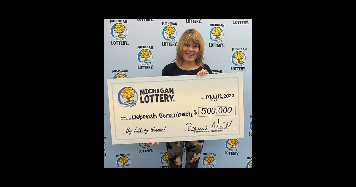 Mi Lottery Royal Oak Woman Wins 500000 Powerball Prize Powerball